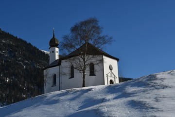 Fototapeta na wymiar ein wunderschönes Bild Einer Kapelle in Achenkirch, Österreich 