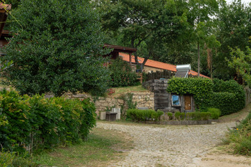 Bungalows situados na "Quinta de Pentieiros", quinta pedagógica situada na zona norte no interior de Portugal.