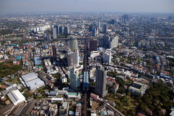 Fototapeta na wymiar BANGKOK, THAILAND - JAN 1, 2019: Aerial photograph of Bangkok above the Skytrain station Go straight until there is a cross-section highway There are many buildings and houses. With a weird horizon.