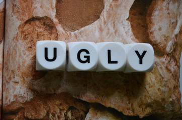 slowo ugly © czany