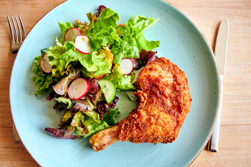 Frittiertes Backhendl Huhn aus Österreich mit frischem Salat
