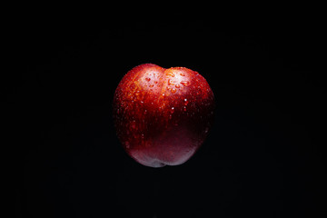 N&ecirc;spera portuguesa sobre fundo preto.