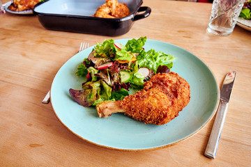 Frittiertes Backhendl Huhn aus Österreich mit frischem Salat im Wirtshaus Gaststätte Restaurant
