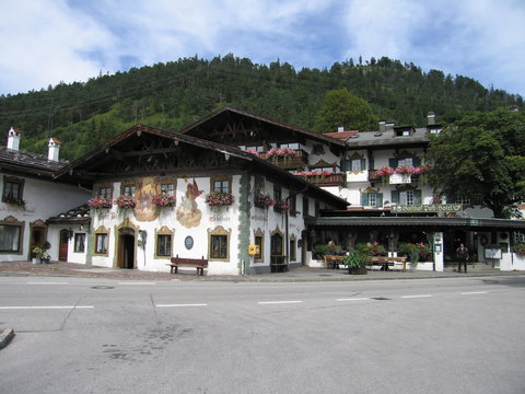 Oberbayerisches Dorf Wallgau in Bayern mit L&uuml;ftlmalerei