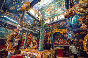 Inside the main hall of Phu Chau temple is elaborately decorated with many fragments of crockery, with a age of 3 centuries and is widely sought after by the sacred.