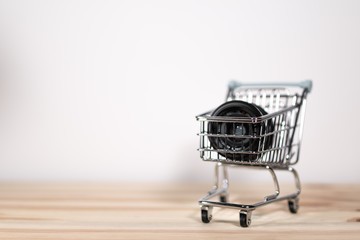shopping cart with lens