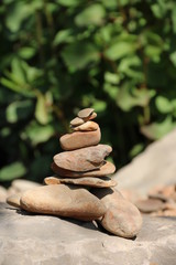 Balance Pyramide  aus Steinen in der Natur
