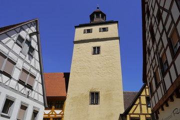 Fototapeta na wymiar Turm Ellinger Tor und Ellinger Straße in Weißenburg in Bayern