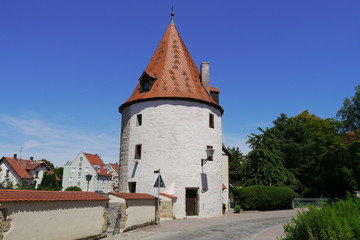 Fototapeta na wymiar Stadtmauer an der Schanzmauer mit Scheibleinsturm in Weißenburg in Bayern