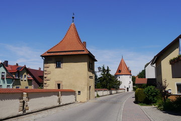 Fototapeta na wymiar Stadtmauer an der Schanzmauer mit Scheibleinsturm in Weißenburg in Bayern