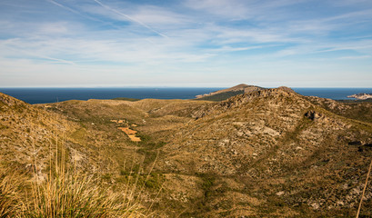 Ausblick über das Land die Berge und das Meer in Spanien