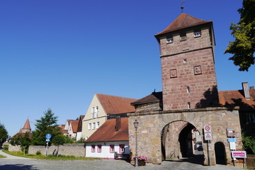 Fototapeta premium Wolframs-Eschenbach mittelalterliche Stadt mit Stadtmauer und Toren