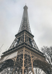 Der Eiffelturm an einem regnerischen Tag in Paris.