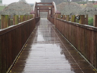 puente de madera sobre la ria de ribadeo en un dia de espesa niebla, lugo, españa, europa