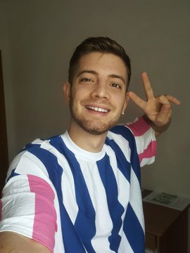 ragazzo caucasico si scatta un selfie in camera