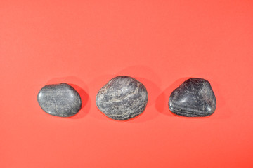 Duże, kolorowe kamienie na kolorowych tłach.