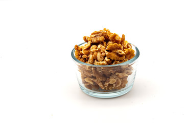 Walnusskerne im Glas auf weißem Hintergrund