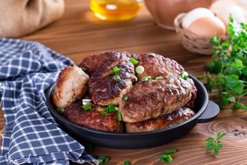 Cutlets served in frying pan
