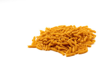 Vollkornnudeln Spirelli auf weißem Hintergrund 