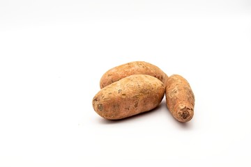 Süßkartoffel auf weißem Hintergrund