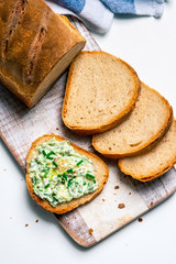 Brot mit kräuter dip