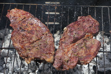 Carne di angus manzo alla griglia su carbone. Barbecue