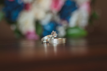 Anillos de boda de plata con perlas