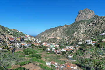 Fototapeta na wymiar La Gomera - Ortszentrum von Vallehermoso mit Berg Roque El Cano im grünen Norden der Kanarischen Insel