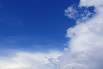 Obraz premium Wiosenne błękitne niebo z białymi chmurami