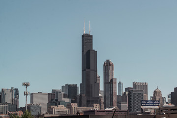 Fototapeta na wymiar skyline view of chicago skyscrapers 