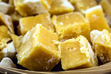 straw basket with sugar cane-based sweets of Azorean or Canarian origin, called Rapadura, pan, cardboard, piloncillo, chancaca, empanisation and tapa-doce. Consumed throughout Latin America.