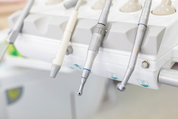 Gabinet stomatologiczny, narzędzia dentystyczne i medyczne.