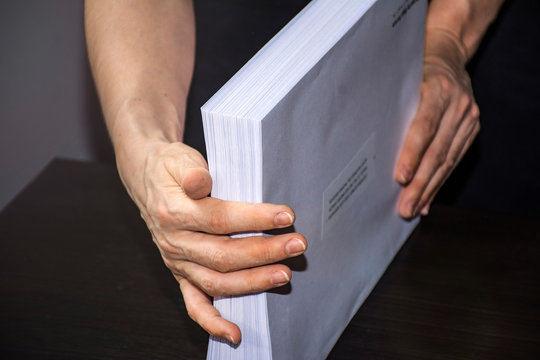 Manipulating envelopes for mailing