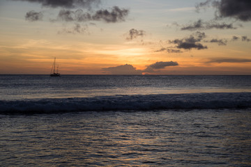 Naklejka premium sunset beach sail boat