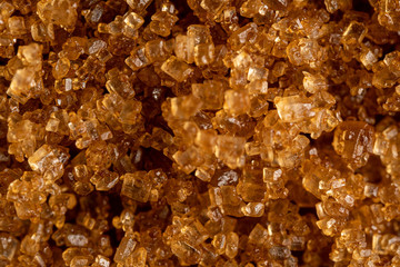 close up de cristales de azucar moreno con iluminación de estudio