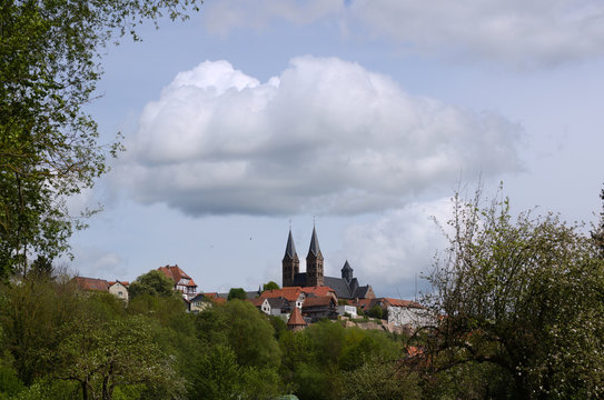 stadtansicht fritzlar mit mittelalterlichem dom