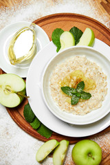 Breakfast: oatmeal with apples and honey