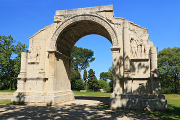 Fototapeta na wymiar Arc de triomphe des Antiques de Saint- Rémy-de-Provence.