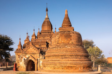 Fototapeta premium Shwe Nan Yin monastic complex under a blue sky