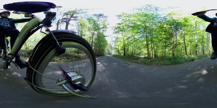 360VR, Senior fährt mit E-Bike durch den Frühlingswald, VR360