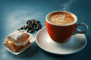 cafe y un pequeño pastel. Tambien café en grano