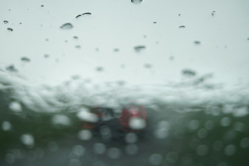 Regen auf der Windschutzscheibe