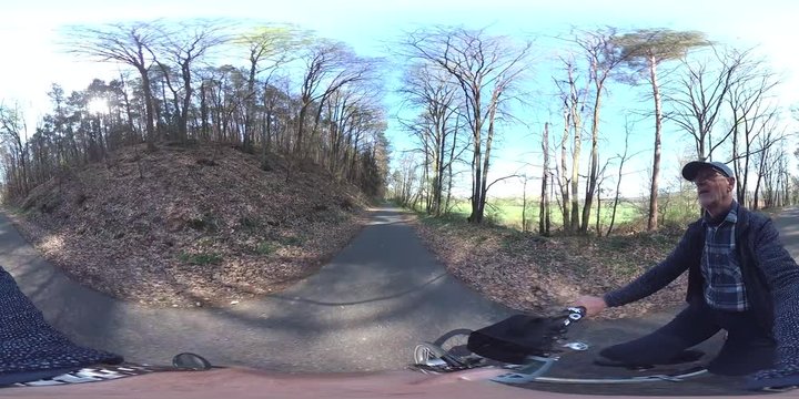 360VR, Mann macht Radtour durch den Wald, VR360