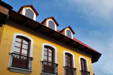 Casa Amarilla de pueblo con balcones