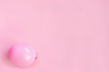 Obraz premium Pink ball and gift box with ribbon on paper background.