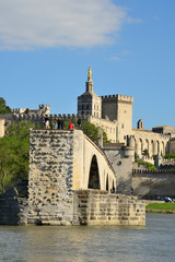Pont d’Avignon sur le Rhône et palais des Papes à Avignon, Vaucluse, France - Avignon bridge on Rhône river and Popes’ palace in Provence, France