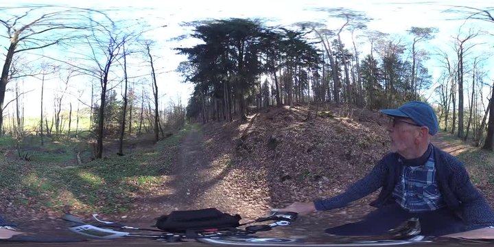 360VR, Mann macht Radtour durch den Wald, VR360