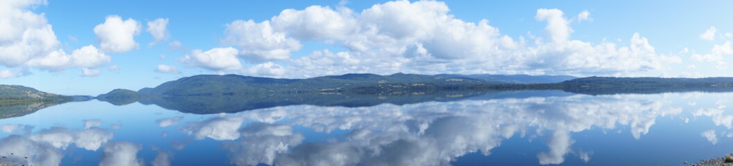 Paisaje con lago de espejo, foto muy amplia, Chile