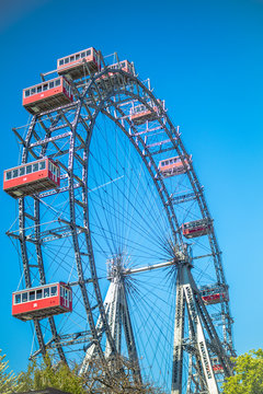 Noria del famoso parque Plater en Viena con solores rojo pasi&oacute;n y un azul cielo brillante.