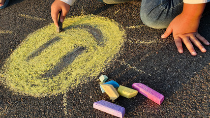 chalk drawing, kid drawing, kid art, preschool art, kindergarten art preschool activity, elementary school, school activity, Sidewalk chalk, Smiley face, smile drawing 